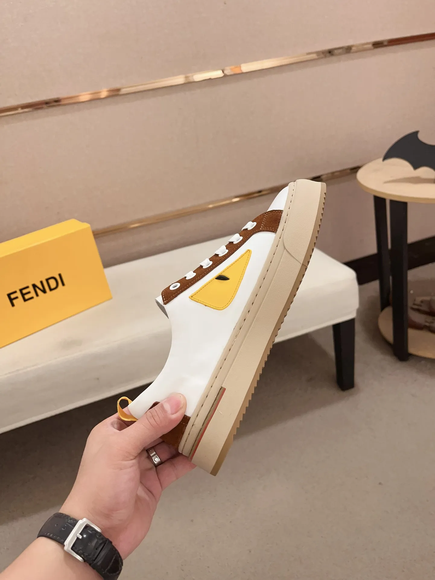 Men's shoes💰: 400💰[Fendi] Fendi's latest casual shoes for men! Available at counters simultaneously! A one-to-one replica of the original. All imported official website one-to-one cowhide fabric. The interior is made of top-grade sheepskin, and the original factory-supplied rubber outsole is used. Leading new fashion concepts. Matching code: 38-44. (can be customized for 45 non-refundable)